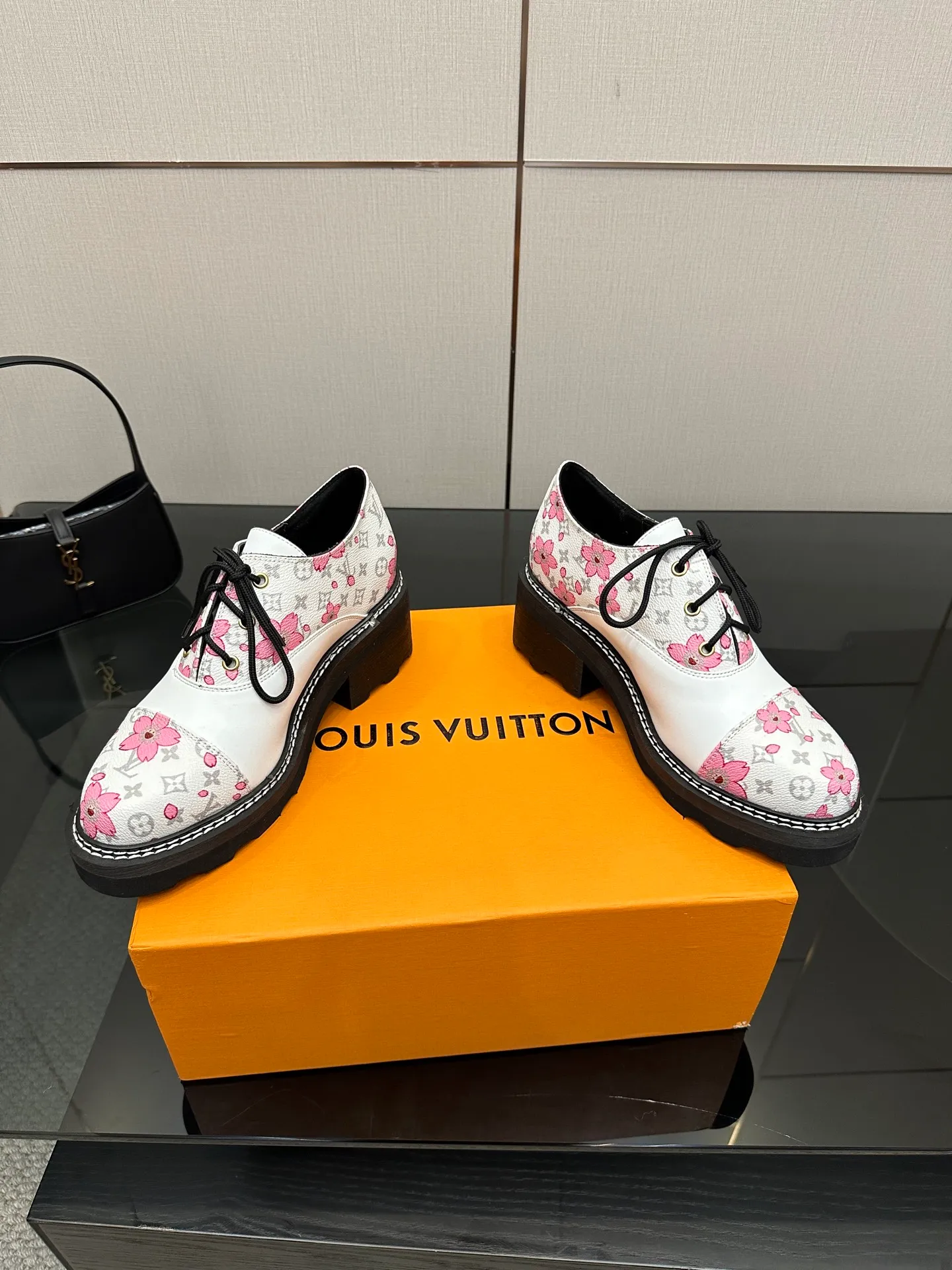 👟👟Ex-factory price 720👟👟 LOUIS VUITTON Louis Vuitton counter latest model top version LV inner cowhide material is real! Original 1:1 material reproduction! Modern and casual in one! Release a strong aura like a queen 🔥Capture everyone's attention instantly💃 Inner/foot pads: imported cowhide Fabric: cowhide Outsole: full genuine leather Code number: 35-41 (40, 41, 42 customizations are not returnable)